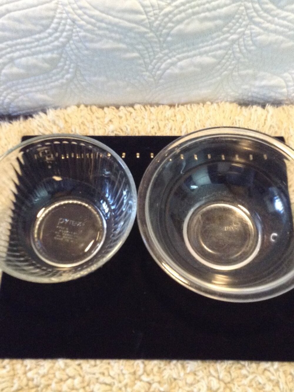 (2) Pyrex Mixing Bowls 1 Ribbed 1 Plain Iconic Quality Nostalgic Glass Cabincore - Picture 1 of 6
